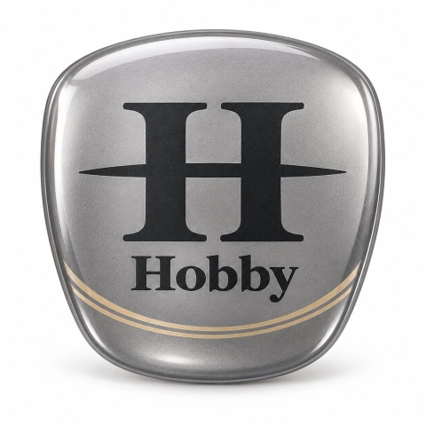 Hobby – selbstklebender Emblem-Einsatz für den Kühlergrill | graue Metallic-Vinylfolie | 64 × 58 mm