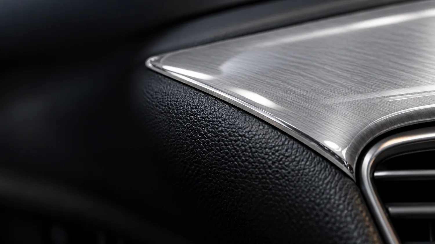 Esempio di materiale effetto alluminio spazzolato con rivestimento PU lucido.