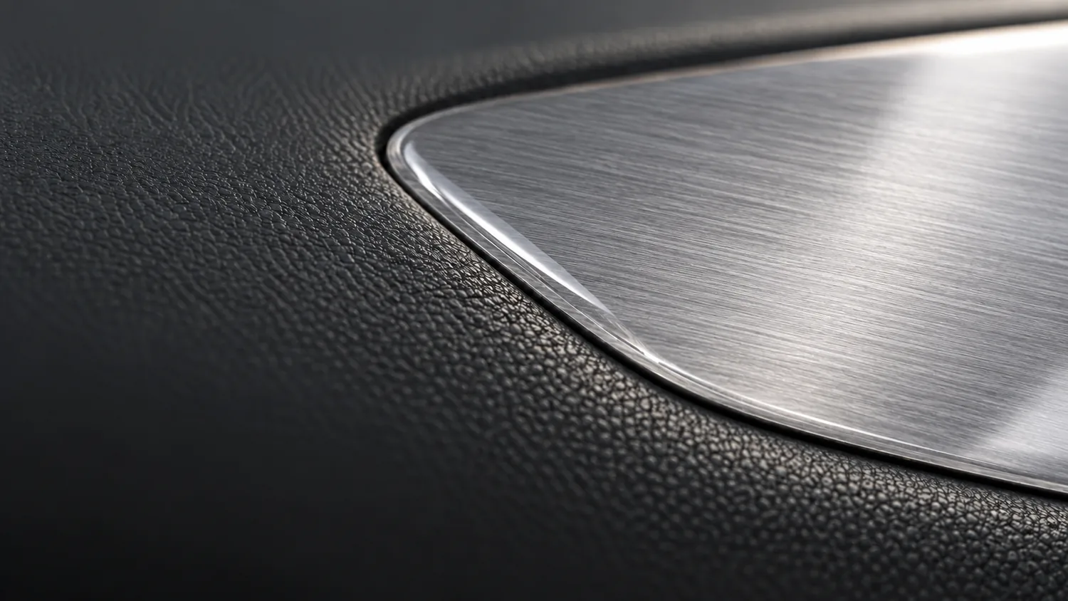 Esempio di materiale effetto alluminio spazzolato con rivestimento PU lucido.