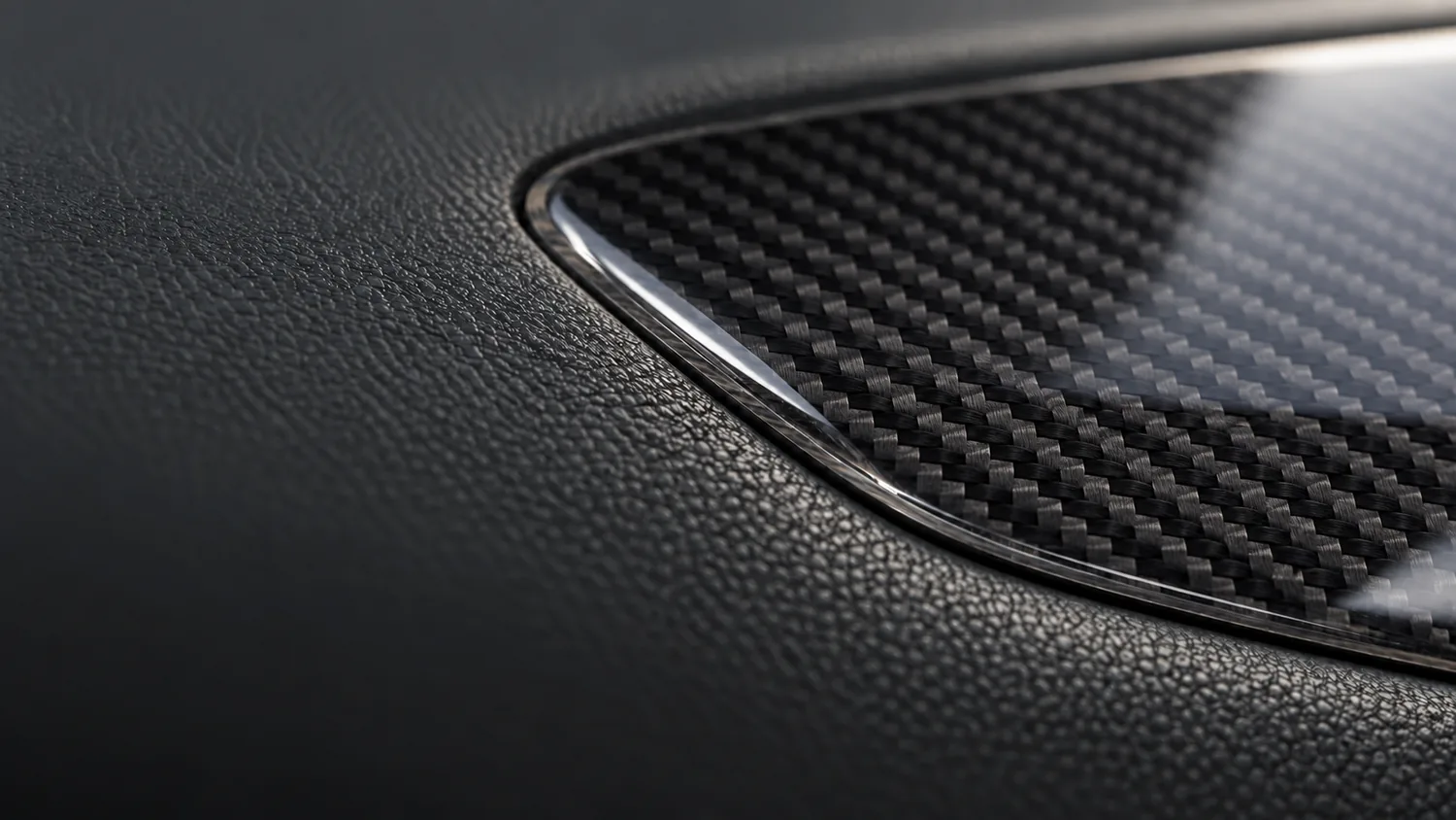 Esempio di materiale effetto carbonio con rivestimento PU lucido. Non è il contenuto del set.