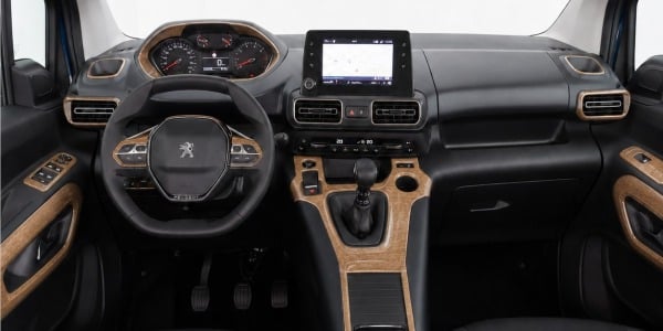 Peugeot Partner : améliorer l’intérieur avec un décor de tableau de bord 3D