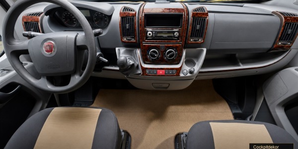 Holzdekor oder Carbon-Look für Camper-Innenräume