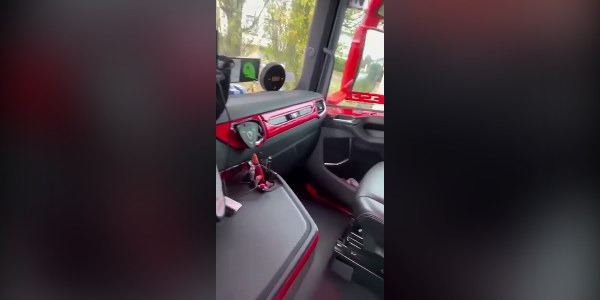 Roter Scania-NG-Innenraum: Kunde montiert das 24-teilige Armaturenbrett-Dekor