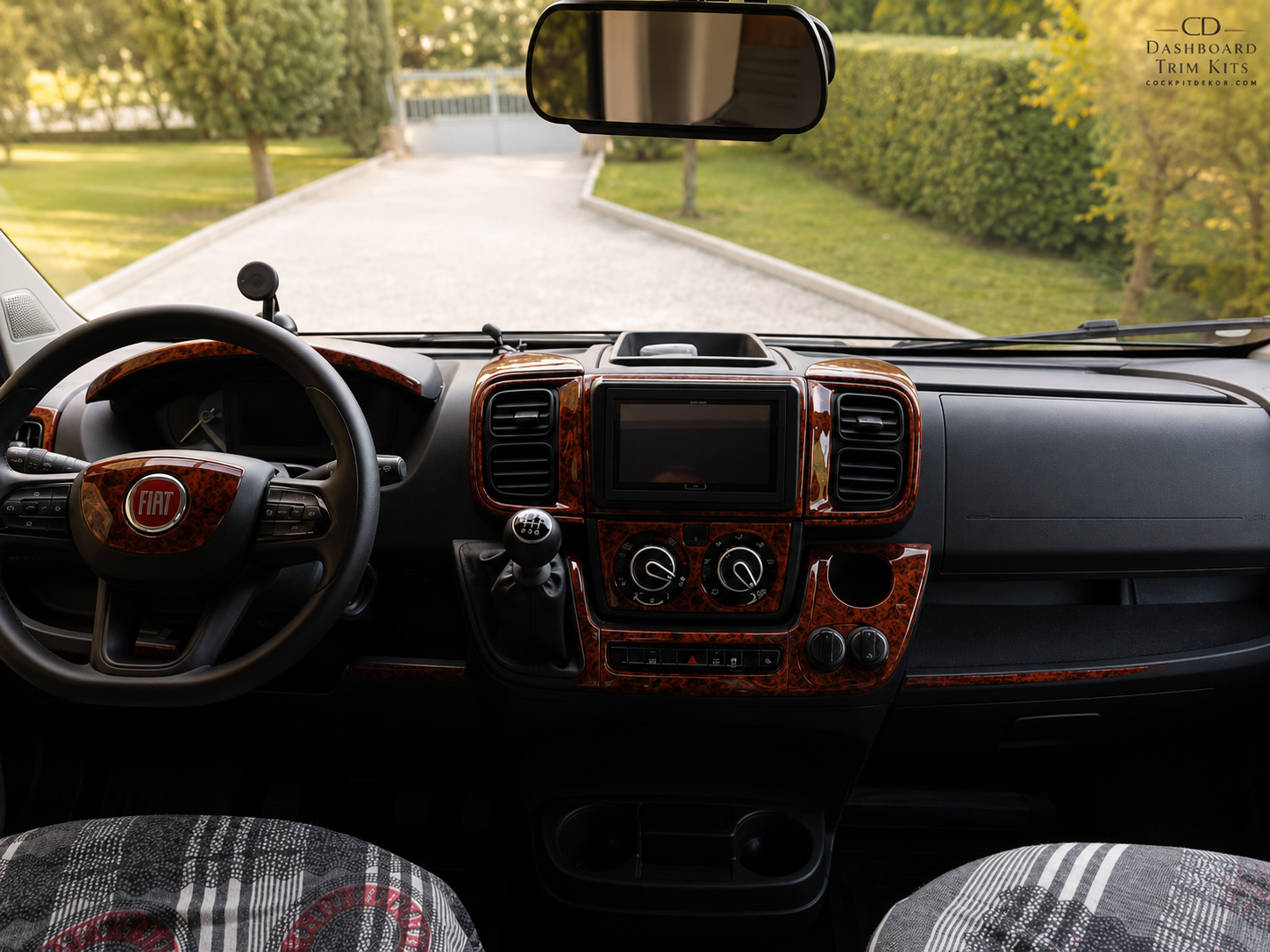Luxus-Wurzelholz Dekor für Wohnmobil-Cockpits