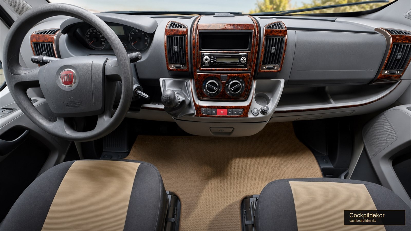 Holzdekor oder Carbon-Look für Camper-Innenräume